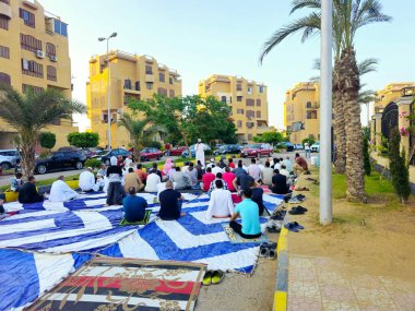 Kahire, Mısır, 6 Haziran 2025: Cami vaizi İmam, cami yakınlarındaki açık bir hava sahasında Kurban Bayramı namazını ve kutlamasını gerçekleştirdi.