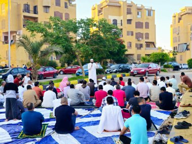 Kahire, Mısır, 6 Haziran 2025: Cami vaizi İmam, cami yakınlarındaki açık bir hava sahasında Kurban Bayramı namazını ve kutlamasını gerçekleştirdi.