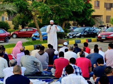 Kahire, Mısır, 6 Haziran 2025: Cami vaizi İmam, cami yakınlarındaki açık bir hava sahasında Kurban Bayramı namazını ve kutlamasını gerçekleştirdi.