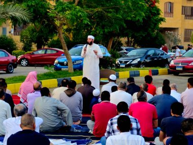Kahire, Mısır, 6 Haziran 2025: Cami vaizi İmam, cami yakınlarındaki açık bir hava sahasında Kurban Bayramı namazını ve kutlamasını gerçekleştirdi.