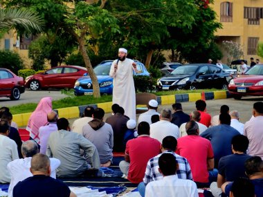 Kahire, Mısır, 6 Haziran 2025: Cami vaizi İmam, cami yakınlarındaki açık bir hava sahasında Kurban Bayramı namazını ve kutlamasını gerçekleştirdi.