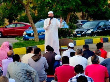 Kahire, Mısır, 6 Haziran 2025: Cami vaizi İmam, cami yakınlarındaki açık bir hava sahasında Kurban Bayramı namazını ve kutlamasını gerçekleştirdi.