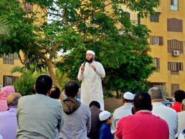 Kahire, Mısır, 6 Haziran 2025: Cami vaizi İmam, cami yakınlarındaki açık bir hava sahasında Kurban Bayramı namazını ve kutlamasını gerçekleştirdi.
