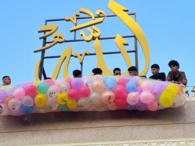 Kahire, Mısır, 6 Haziran 2025: Camide çocuklarla kutlama hazırlığı, balonlar atmak, bayram kutlamaları düzenlemek, Kurban Bayramı, Khutbah (vaaz) ve dua etmek, şeker vermek