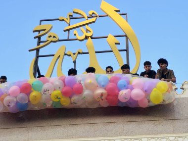 Kahire, Mısır, 6 Haziran 2025: Camide çocuklarla kutlama hazırlığı, balonlar atmak, bayram kutlamaları düzenlemek, Kurban Bayramı, Khutbah (vaaz) ve dua etmek, şeker vermek