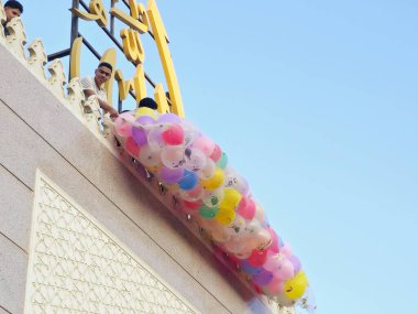 Kahire, Mısır, 6 Haziran 2025: Camide çocuklarla kutlama hazırlığı, balonlar atmak, bayram kutlamaları düzenlemek, Kurban Bayramı, Khutbah (vaaz) ve dua etmek, şeker vermek