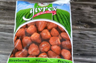 Kahire, Mısır, 2 Haziran 2025: Givrex donmuş çilek, gül familyasının Fragaria cinsinden yetişmiş bir melez türü, Rosaceae, parlak kırmızı rengiyle, sulu dokusuyla karakterize edilen çilekler.