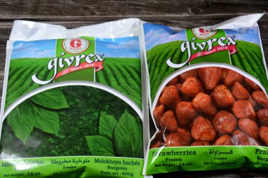 Kahire, Mısır, 2 Haziran 2025: Givrex Donmuş Mulukhiyah, molokhia, molohiya veya ewedu, Corchorus olitorius ve Givrex 'in donmuş çilek yapraklarından yapılan bir yemek.
