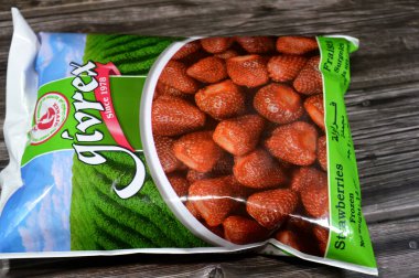 Kahire, Mısır, 2 Haziran 2025: Givrex donmuş çilek, gül familyasının Fragaria cinsinden yetişmiş bir melez türü, Rosaceae, parlak kırmızı rengiyle, sulu dokusuyla karakterize edilen çilekler.