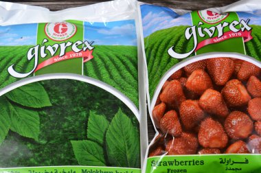 Kahire, Mısır, 2 Haziran 2025: Givrex Donmuş Mulukhiyah, molokhia, molohiya veya ewedu, Corchorus olitorius ve Givrex 'in donmuş çilek yapraklarından yapılan bir yemek.