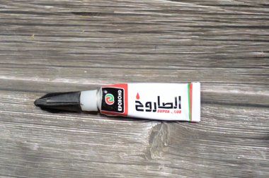 Kahire, Mısır, 2 Haziran 2025: EPOBOND Süper Yapıştırıcı, ev, ofis ve sanayide kullanılan güçlü yapıştırıcıya dayanılarak, metal, lastik, porselen, ahşap, deri gibi birçok malzemeye güçlü bağlar sağlar.
