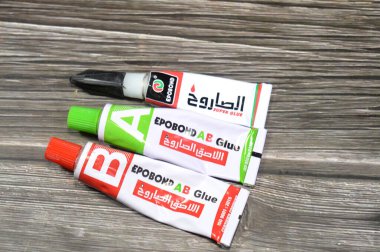 Kahire, Mısır, 2 Haziran 2025: Epobond 'dan süper yapıştırıcı ve AB yapıştırıcısı, cynoacrylate tabanlı güçlü yapıştırıcı ev, ofis ve endüstri ve demir kadar güçlü iki bileşikten oluşan akrilik yapıştırıcı