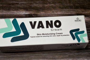 Kahire, Mısır, 2 Haziran 2025: VANO cilt nemlendirici cilt kremi, MACRO Eczacılık tarafından cilt bakımı ve korunması için hassas bölgelerde, deri çatlaklarında ve meme uçlarında kullanılabilir.