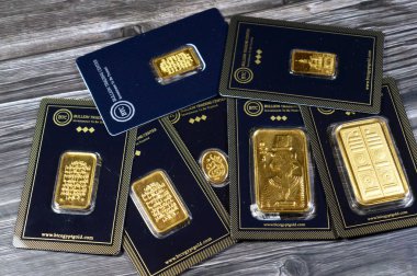 Kahire, Mısır, 2 Haziran 2025: 24K karat BTC Bullion Ticaret Merkezi çeşitli ağırlıklardan oluşan saf sarı altın, altın yatırım, döviz kuru, enflasyon krizi ve para tasarrufu varlıkları kavramı