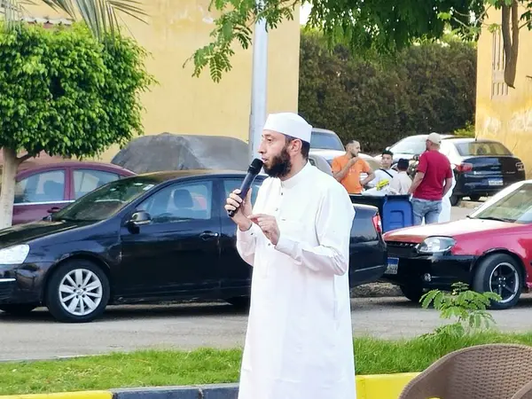 Kahire, Mısır, 6 Haziran 2025: Cami vaizi İmam, cami yakınlarındaki açık bir hava sahasında Kurban Bayramı namazını ve kutlamasını gerçekleştirdi.