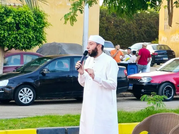 Kahire, Mısır, 6 Haziran 2025: Cami vaizi İmam, cami yakınlarındaki açık bir hava sahasında Kurban Bayramı namazını ve kutlamasını gerçekleştirdi.