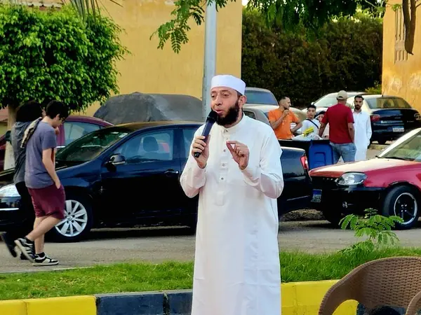 Kahire, Mısır, 6 Haziran 2025: Cami vaizi İmam, cami yakınlarındaki açık bir hava sahasında Kurban Bayramı namazını ve kutlamasını gerçekleştirdi.