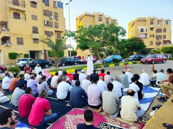 Kahire, Mısır, 6 Haziran 2025: Cami vaizi İmam, cami yakınlarındaki açık bir hava sahasında Kurban Bayramı namazını ve kutlamasını gerçekleştirdi.