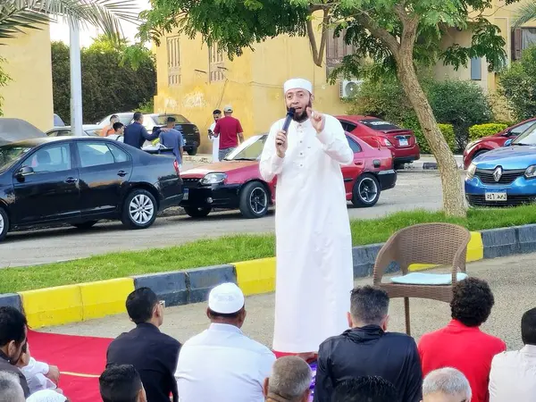 Kahire, Mısır, 6 Haziran 2025: Cami vaizi İmam, cami yakınlarındaki açık bir hava sahasında Kurban Bayramı namazını ve kutlamasını gerçekleştirdi.