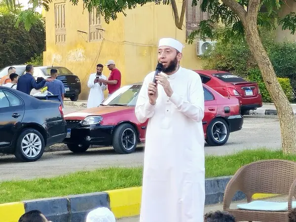 Kahire, Mısır, 6 Haziran 2025: Cami vaizi İmam, cami yakınlarındaki açık bir hava sahasında Kurban Bayramı namazını ve kutlamasını gerçekleştirdi.