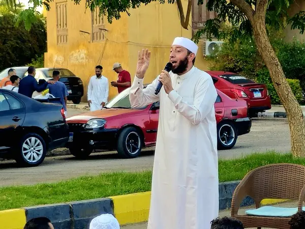 Kahire, Mısır, 6 Haziran 2025: Cami vaizi İmam, cami yakınlarındaki açık bir hava sahasında Kurban Bayramı namazını ve kutlamasını gerçekleştirdi.