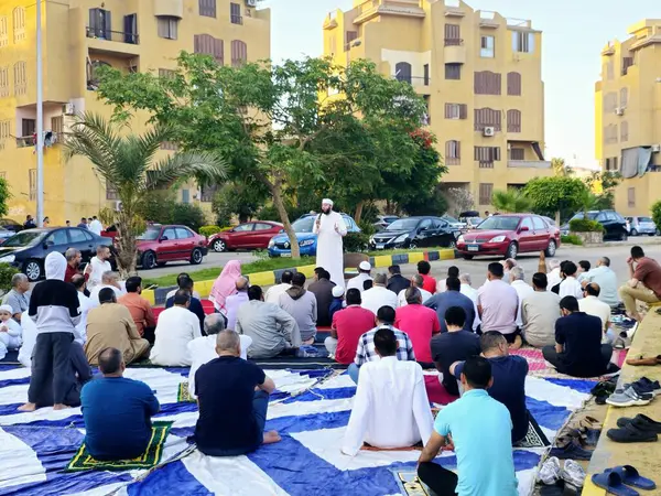 Kahire, Mısır, 6 Haziran 2025: Cami vaizi İmam, cami yakınlarındaki açık bir hava sahasında Kurban Bayramı namazını ve kutlamasını gerçekleştirdi.