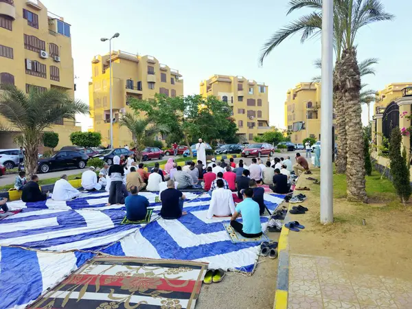 Kahire, Mısır, 6 Haziran 2025: Cami vaizi İmam, cami yakınlarındaki açık bir hava sahasında Kurban Bayramı namazını ve kutlamasını gerçekleştirdi.