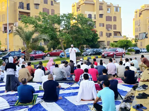 Kahire, Mısır, 6 Haziran 2025: Cami vaizi İmam, cami yakınlarındaki açık bir hava sahasında Kurban Bayramı namazını ve kutlamasını gerçekleştirdi.