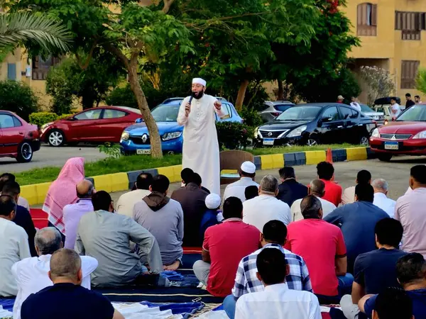 Kahire, Mısır, 6 Haziran 2025: Cami vaizi İmam, cami yakınlarındaki açık bir hava sahasında Kurban Bayramı namazını ve kutlamasını gerçekleştirdi.