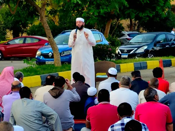 Kahire, Mısır, 6 Haziran 2025: Cami vaizi İmam, cami yakınlarındaki açık bir hava sahasında Kurban Bayramı namazını ve kutlamasını gerçekleştirdi.