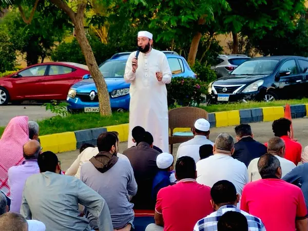 Kahire, Mısır, 6 Haziran 2025: Cami vaizi İmam, cami yakınlarındaki açık bir hava sahasında Kurban Bayramı namazını ve kutlamasını gerçekleştirdi.
