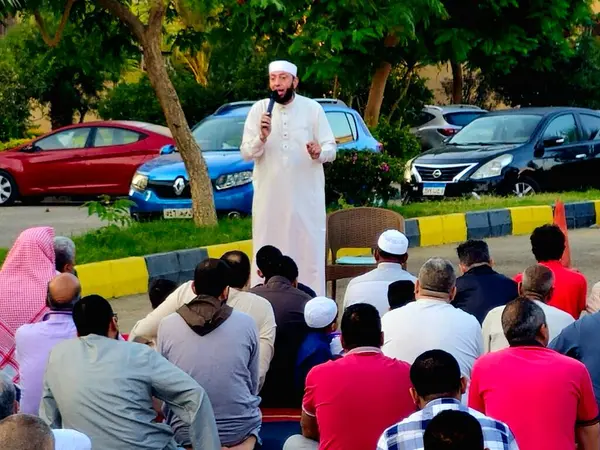 Kahire, Mısır, 6 Haziran 2025: Cami vaizi İmam, cami yakınlarındaki açık bir hava sahasında Kurban Bayramı namazını ve kutlamasını gerçekleştirdi.