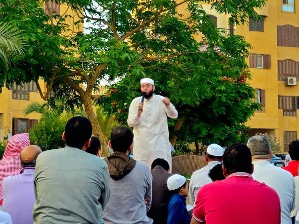 Kahire, Mısır, 6 Haziran 2025: Cami vaizi İmam, cami yakınlarındaki açık bir hava sahasında Kurban Bayramı namazını ve kutlamasını gerçekleştirdi.