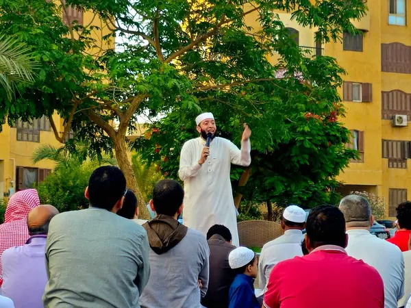 Kahire, Mısır, 6 Haziran 2025: Cami vaizi İmam, cami yakınlarındaki açık bir hava sahasında Kurban Bayramı namazını ve kutlamasını gerçekleştirdi.