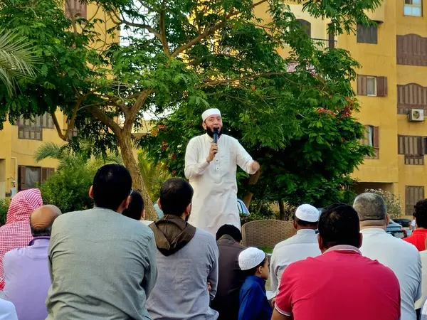 Kahire, Mısır, 6 Haziran 2025: Cami vaizi İmam, cami yakınlarındaki açık bir hava sahasında Kurban Bayramı namazını ve kutlamasını gerçekleştirdi.