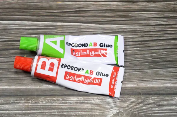 Kahire, Mısır, 2 Haziran 2025: Epobond AB yapıştırıcısı, Epobond akrilik yapıştırıcı, demir kadar güçlü iki bileşenden oluşur, yapıştırma, onarım, boşlukları doldurma ve sızıntıyı önleme