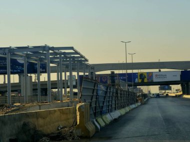Kahire, Mısır, 8 Haziran 2025: BRT Otobüs Hızlı Geçiş Projesi, Ulaştırma Bakanlığı tarafından, inşaat halindeki istasyon, microbus ve metro hattına alternatif olarak uygulanmaktadır.