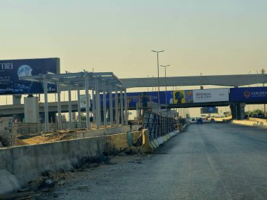 Kahire, Mısır, 8 Haziran 2025: BRT Otobüs Hızlı Geçiş Projesi, Ulaştırma Bakanlığı tarafından, inşaat halindeki istasyon, microbus ve metro hattına alternatif olarak uygulanmaktadır.
