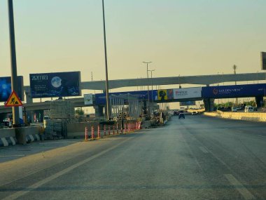 Kahire, Mısır, 8 Haziran 2025: BRT Otobüs Hızlı Geçiş Projesi, Ulaştırma Bakanlığı tarafından, inşaat halindeki istasyon, microbus ve metro hattına alternatif olarak uygulanmaktadır.