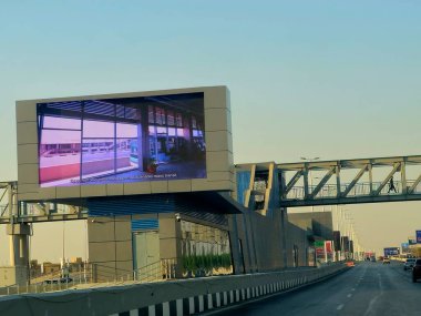 Kahire, Mısır, 8 Haziran 2025: Ulaştırma Bakanlığı tarafından uygulanan, Ulaştırma Bakanlığı ve 5. metro hattına alternatif olarak, Otobüs Hızlı Ulaşım (BRT) projesinin deneme işleminde olan bir çalışma istasyonu