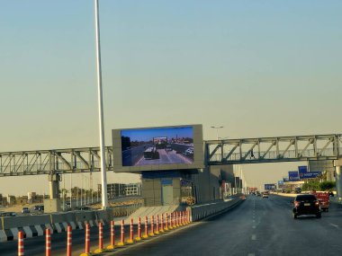 Kahire, Mısır, 8 Haziran 2025: Ulaştırma Bakanlığı tarafından uygulanan, Ulaştırma Bakanlığı ve 5. metro hattına alternatif olarak, Otobüs Hızlı Ulaşım (BRT) projesinin deneme işleminde olan bir çalışma istasyonu