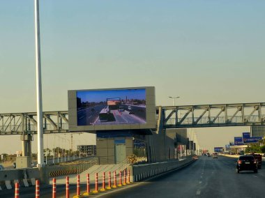 Kahire, Mısır, 8 Haziran 2025: Ulaştırma Bakanlığı tarafından uygulanan, Ulaştırma Bakanlığı ve 5. metro hattına alternatif olarak, Otobüs Hızlı Ulaşım (BRT) projesinin deneme işleminde olan bir çalışma istasyonu