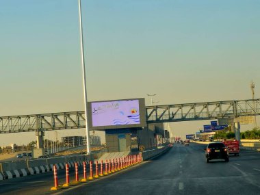 Kahire, Mısır, 8 Haziran 2025: Ulaştırma Bakanlığı tarafından uygulanan, Ulaştırma Bakanlığı ve 5. metro hattına alternatif olarak, Otobüs Hızlı Ulaşım (BRT) projesinin deneme işleminde olan bir çalışma istasyonu