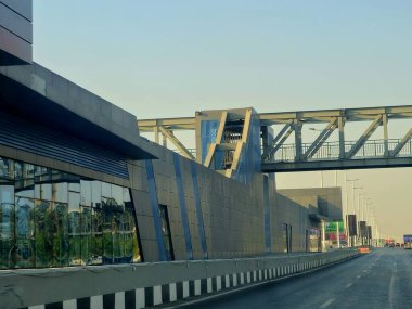 Kahire, Mısır, 8 Haziran 2025: Ulaştırma Bakanlığı tarafından uygulanan, Ulaştırma Bakanlığı ve 5. metro hattına alternatif olarak, Otobüs Hızlı Ulaşım (BRT) projesinin deneme işleminde olan bir çalışma istasyonu