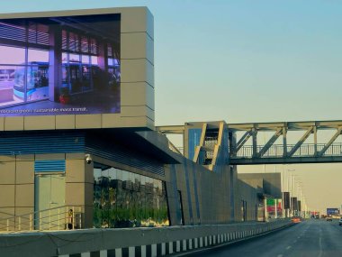 Kahire, Mısır, 8 Haziran 2025: Ulaştırma Bakanlığı tarafından uygulanan, Ulaştırma Bakanlığı ve 5. metro hattına alternatif olarak, Otobüs Hızlı Ulaşım (BRT) projesinin deneme işleminde olan bir çalışma istasyonu