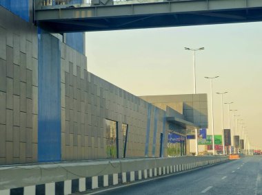 Kahire, Mısır, 8 Haziran 2025: Ulaştırma Bakanlığı tarafından uygulanan, Ulaştırma Bakanlığı ve 5. metro hattına alternatif olarak, Otobüs Hızlı Ulaşım (BRT) projesinin deneme işleminde olan bir çalışma istasyonu