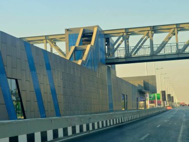 Kahire, Mısır, 8 Haziran 2025: Ulaştırma Bakanlığı tarafından uygulanan, Ulaştırma Bakanlığı ve 5. metro hattına alternatif olarak, Otobüs Hızlı Ulaşım (BRT) projesinin deneme işleminde olan bir çalışma istasyonu