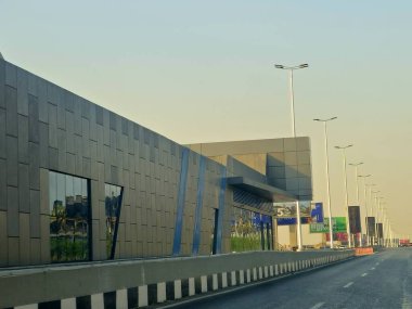 Kahire, Mısır, 8 Haziran 2025: Ulaştırma Bakanlığı tarafından uygulanan, Ulaştırma Bakanlığı ve 5. metro hattına alternatif olarak, Otobüs Hızlı Ulaşım (BRT) projesinin deneme işleminde olan bir çalışma istasyonu