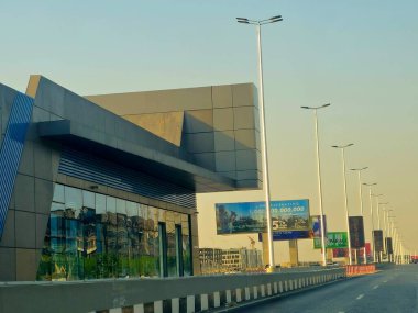 Kahire, Mısır, 8 Haziran 2025: Ulaştırma Bakanlığı tarafından uygulanan, Ulaştırma Bakanlığı ve 5. metro hattına alternatif olarak, Otobüs Hızlı Ulaşım (BRT) projesinin deneme işleminde olan bir çalışma istasyonu