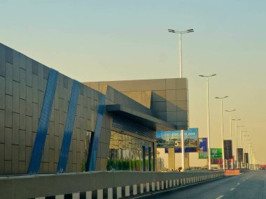 Kahire, Mısır, 8 Haziran 2025: Ulaştırma Bakanlığı tarafından uygulanan, Ulaştırma Bakanlığı ve 5. metro hattına alternatif olarak, Otobüs Hızlı Ulaşım (BRT) projesinin deneme işleminde olan bir çalışma istasyonu